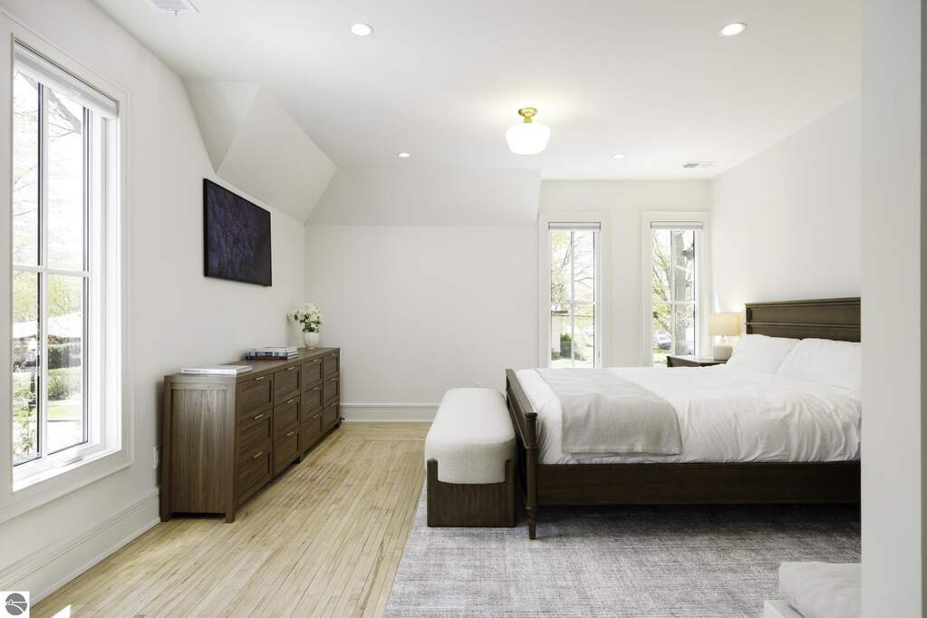 5 Bedroom Single Family Home/House's Image 37