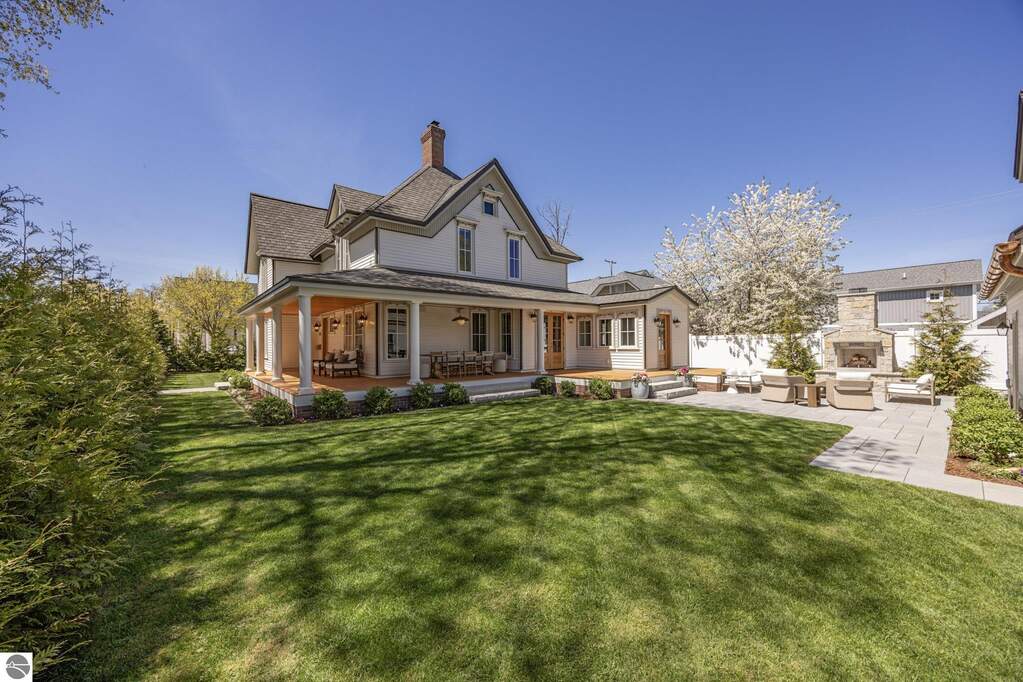 5 Bedroom Single Family Home/House's Image 4