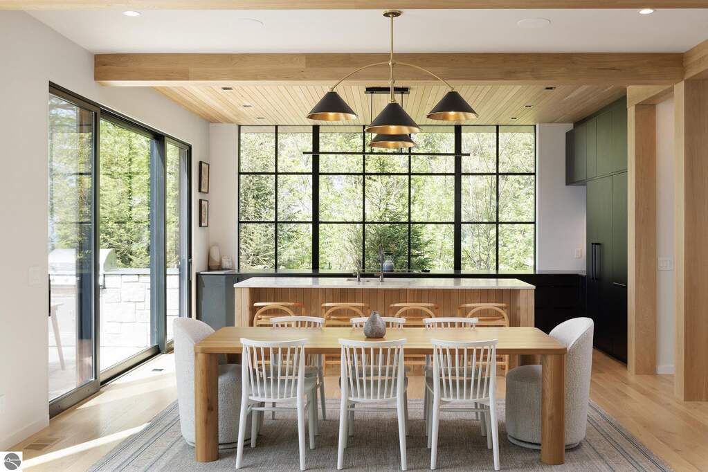 5 Bedroom Single Family Home/House's Image 7