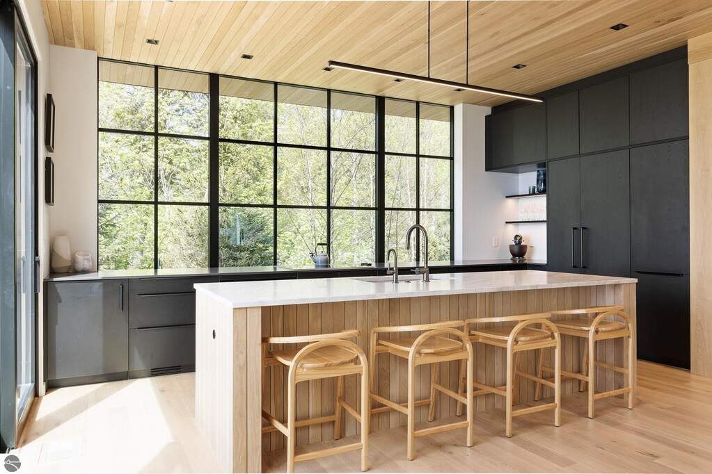 5 Bedroom Single Family Home/House's Image 9
