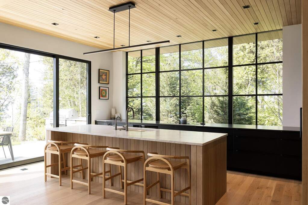5 Bedroom Single Family Home/House's Image 11