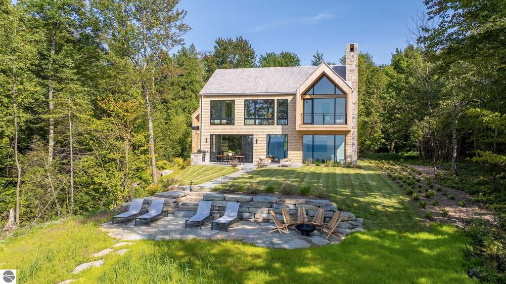 5 Bedroom Single Family Home/House's Image 15