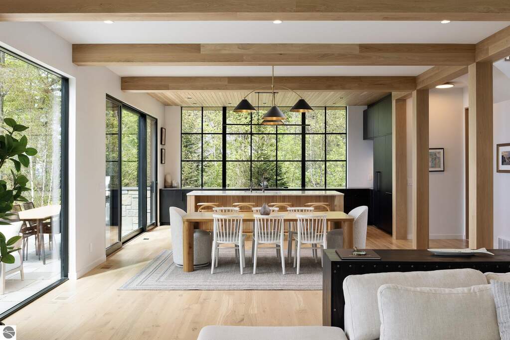 5 Bedroom Single Family Home/House's Image 4