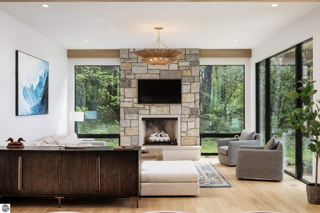 5 Bedroom Single Family Home/House's Image 5
