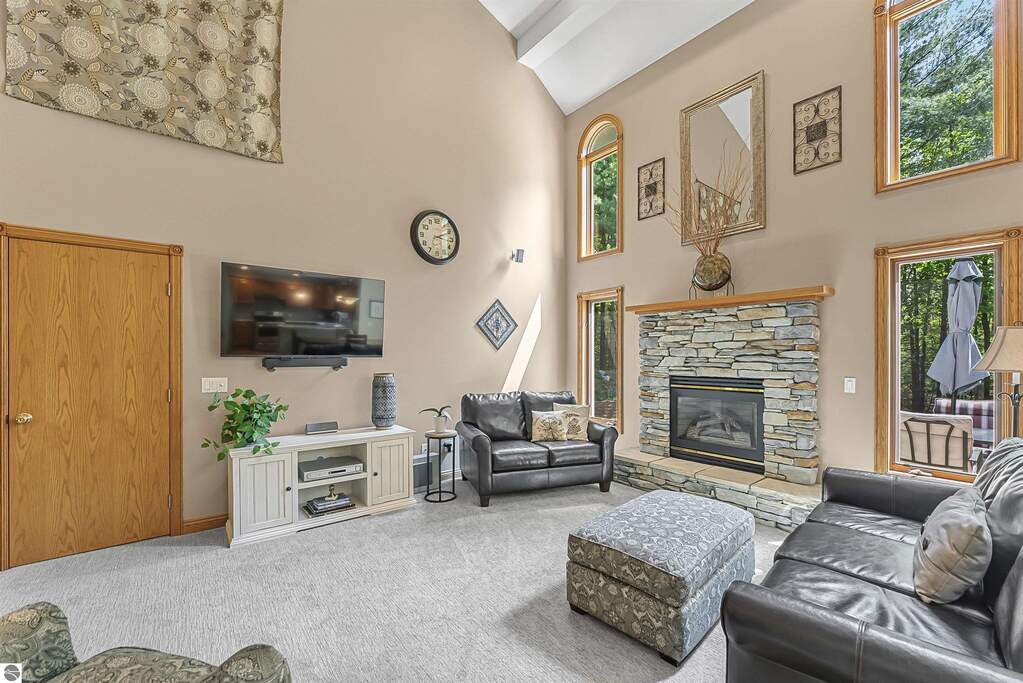 5 Bedroom Single Family Home/House's Image 7