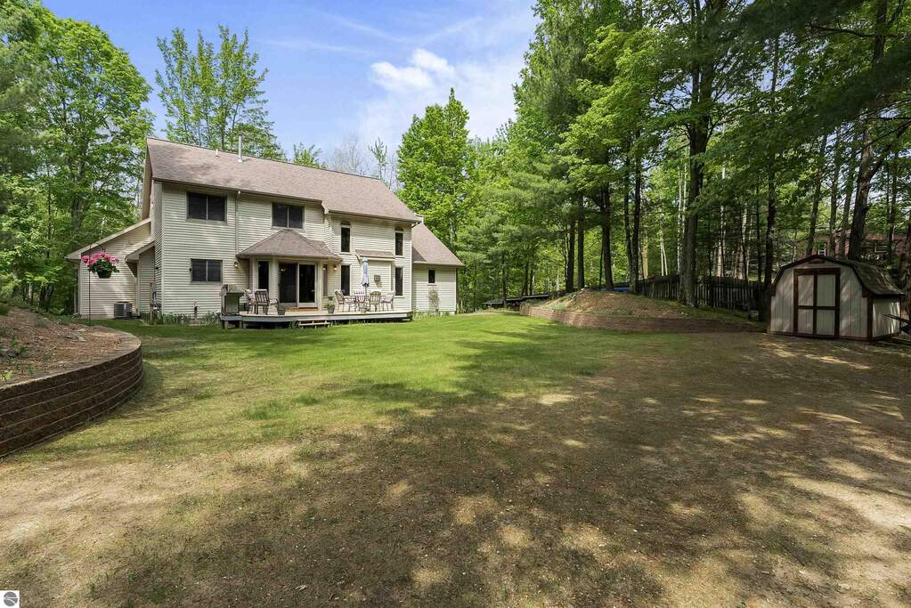 5 Bedroom Single Family Home/House's Image 3