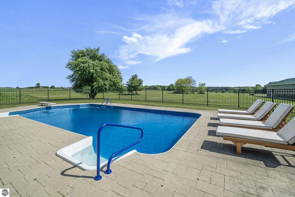 6 Bedroom Single Family Home/House's Image 7