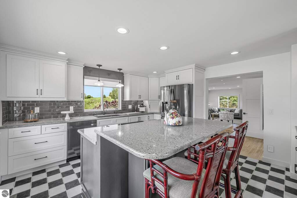 6 Bedroom Single Family Home/House's Image 10