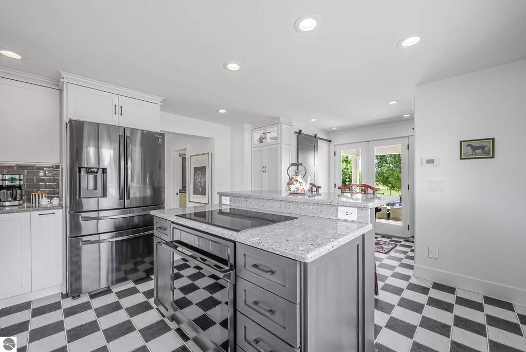 6 Bedroom Single Family Home/House's Image 12