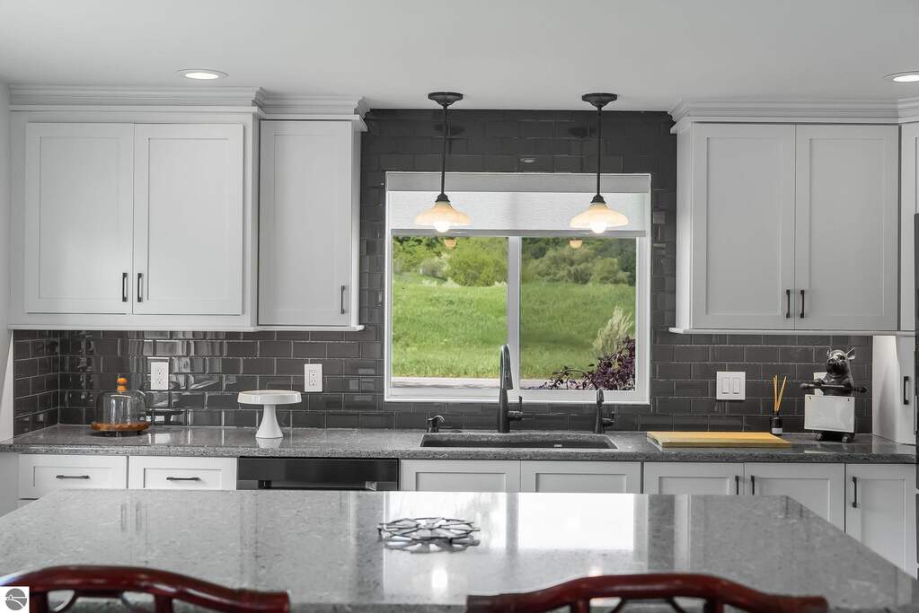 6 Bedroom Single Family Home/House's Image 15