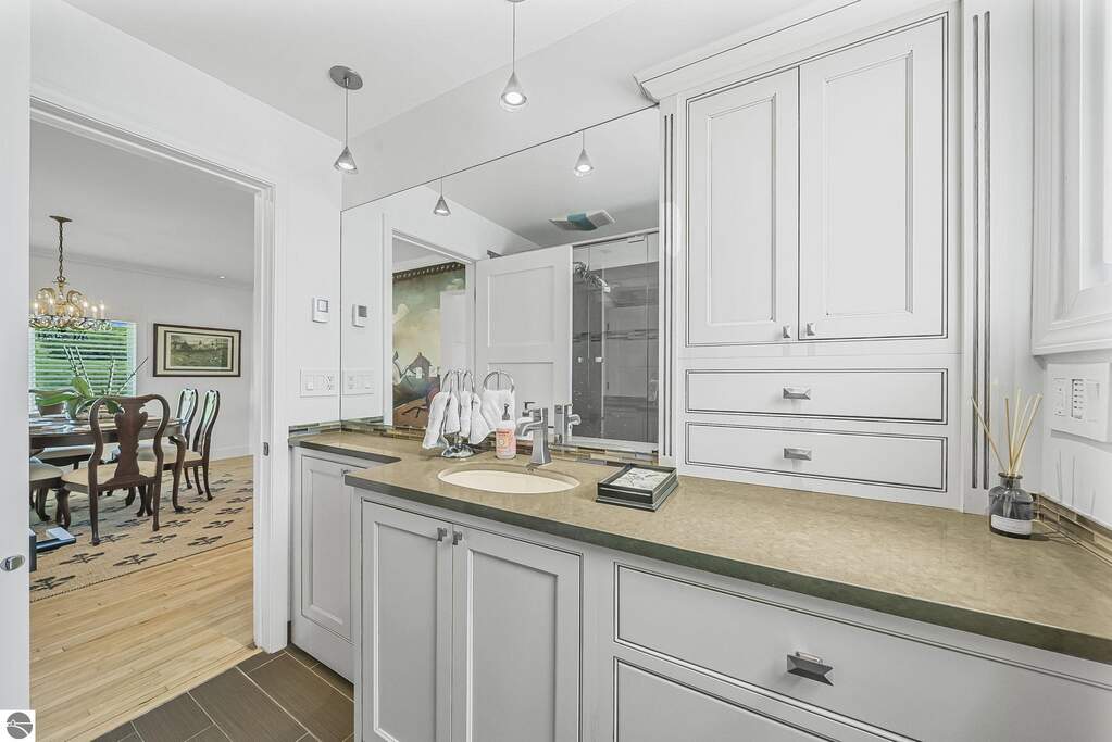 6 Bedroom Single Family Home/House's Image 20