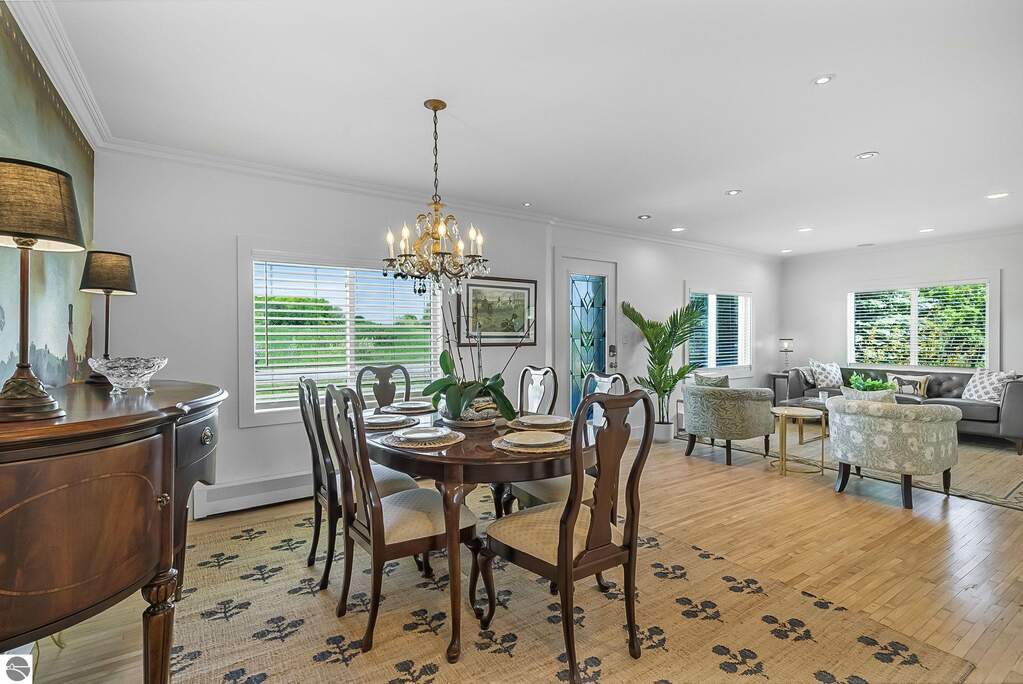 6 Bedroom Single Family Home/House's Image 22