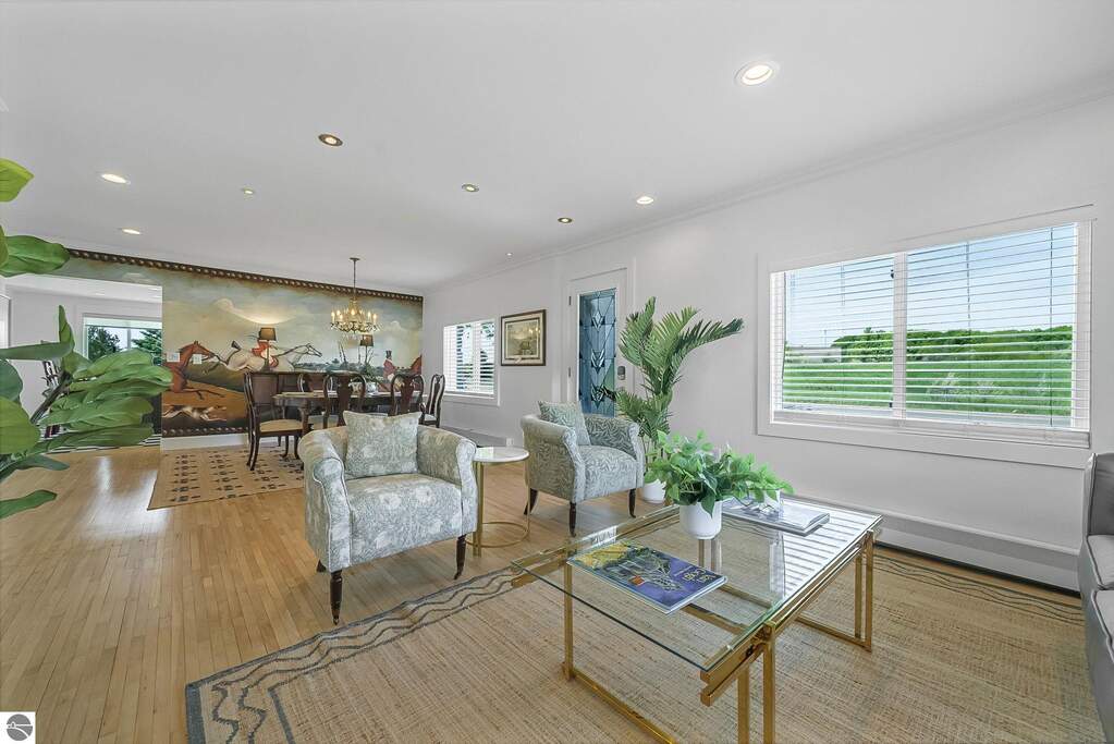 6 Bedroom Single Family Home/House's Image 24