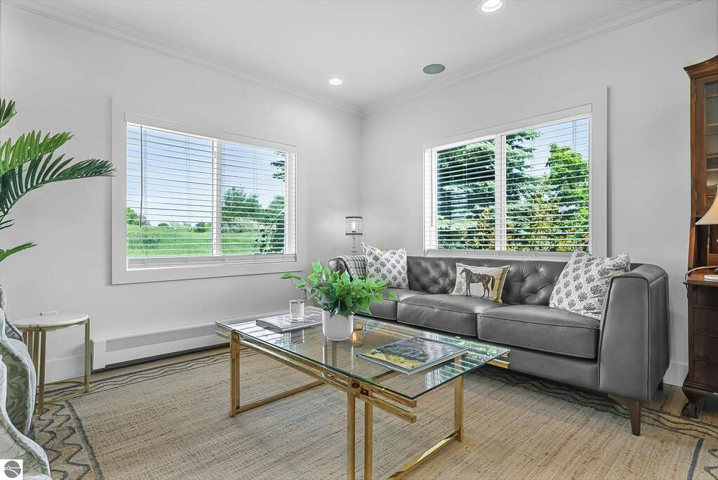 6 Bedroom Single Family Home/House's Image 25