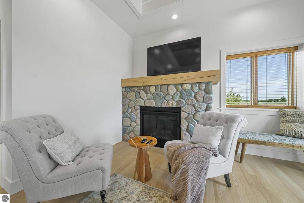 6 Bedroom Single Family Home/House's Image 32