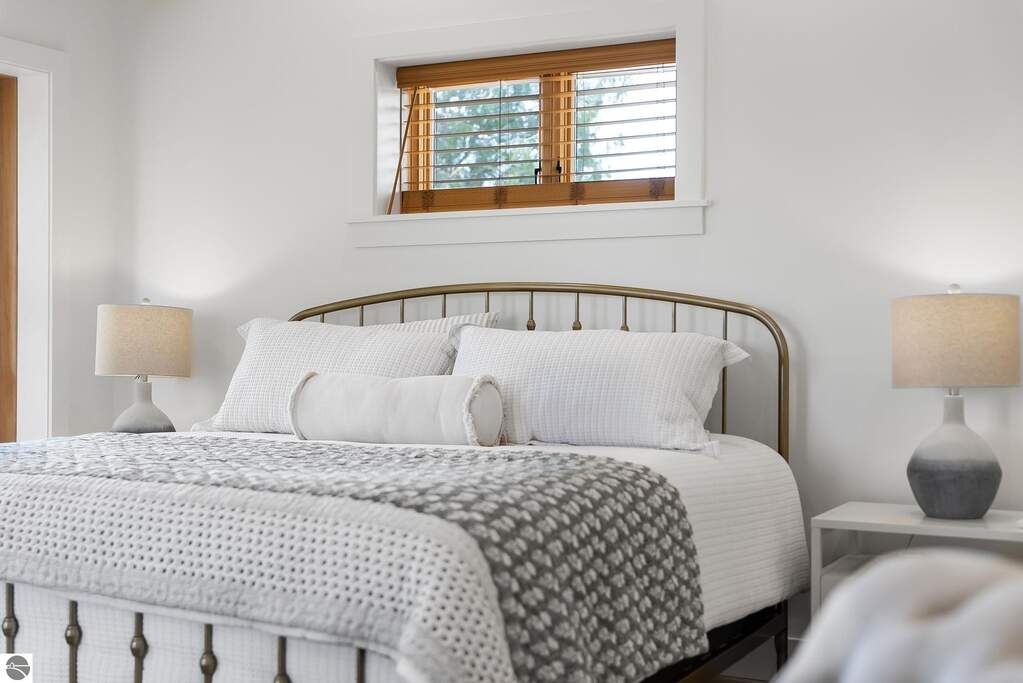 6 Bedroom Single Family Home/House's Image 33