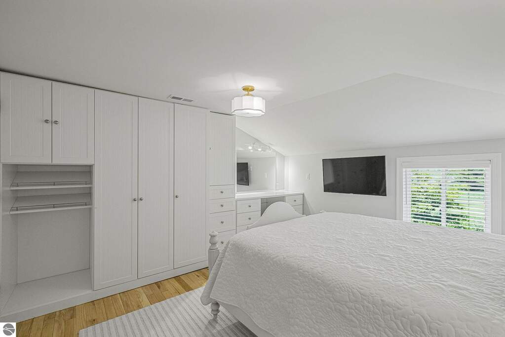 6 Bedroom Single Family Home/House's Image 43