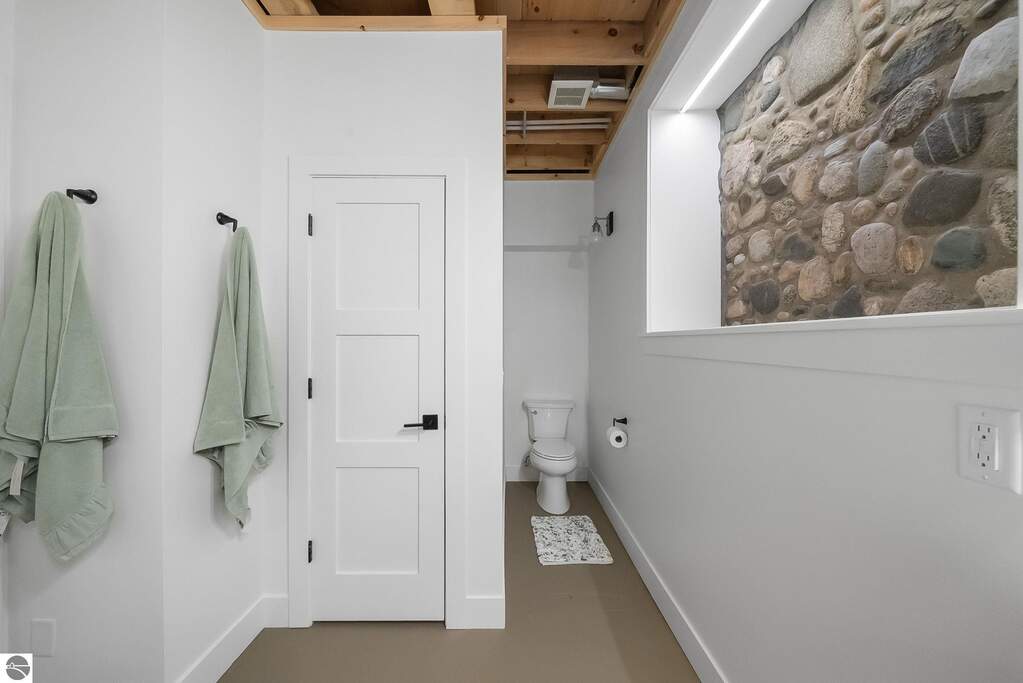 6 Bedroom Single Family Home/House's Image 82