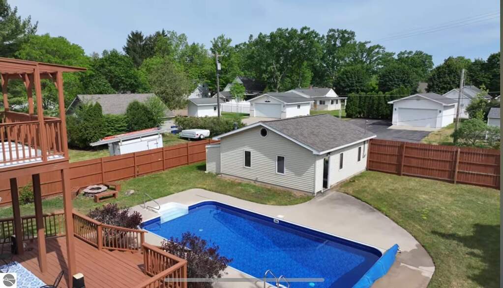 5 Bedroom Single Family Home/House's Image 3