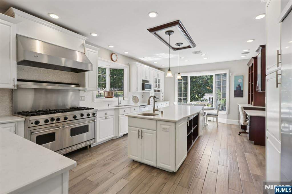 5 Bedroom Single Family Home/House's Image 10