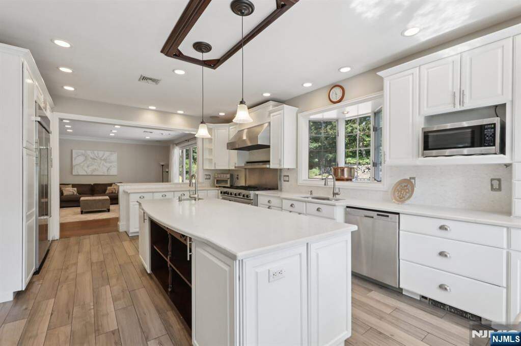 5 Bedroom Single Family Home/House's Image 11