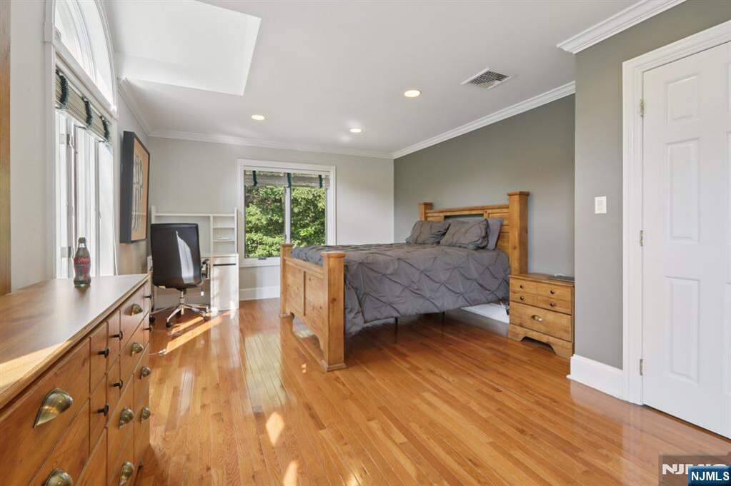 5 Bedroom Single Family Home/House's Image 12