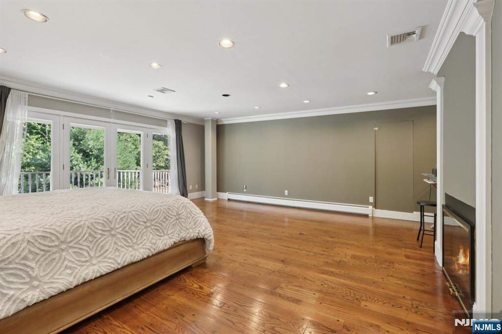 5 Bedroom Single Family Home/House's Image 14