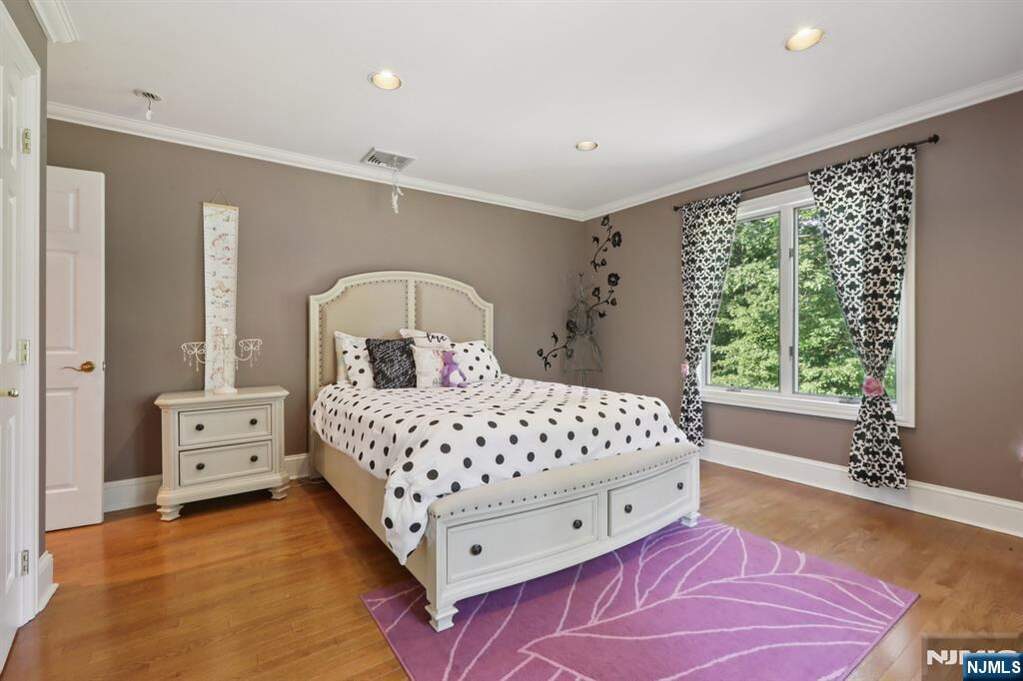 5 Bedroom Single Family Home/House's Image 19