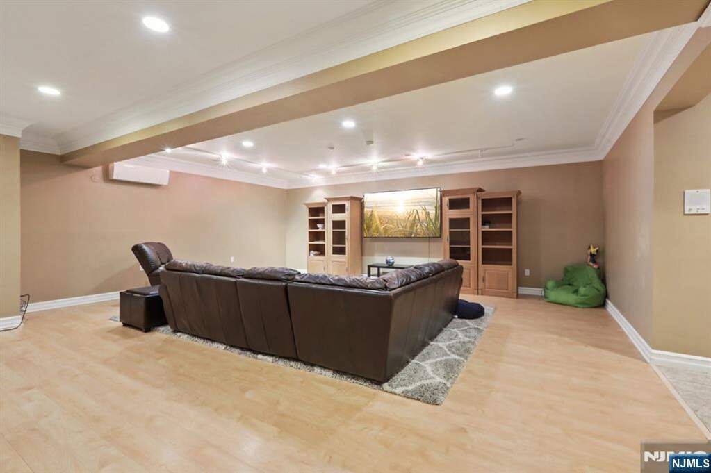 5 Bedroom Single Family Home/House's Image 25