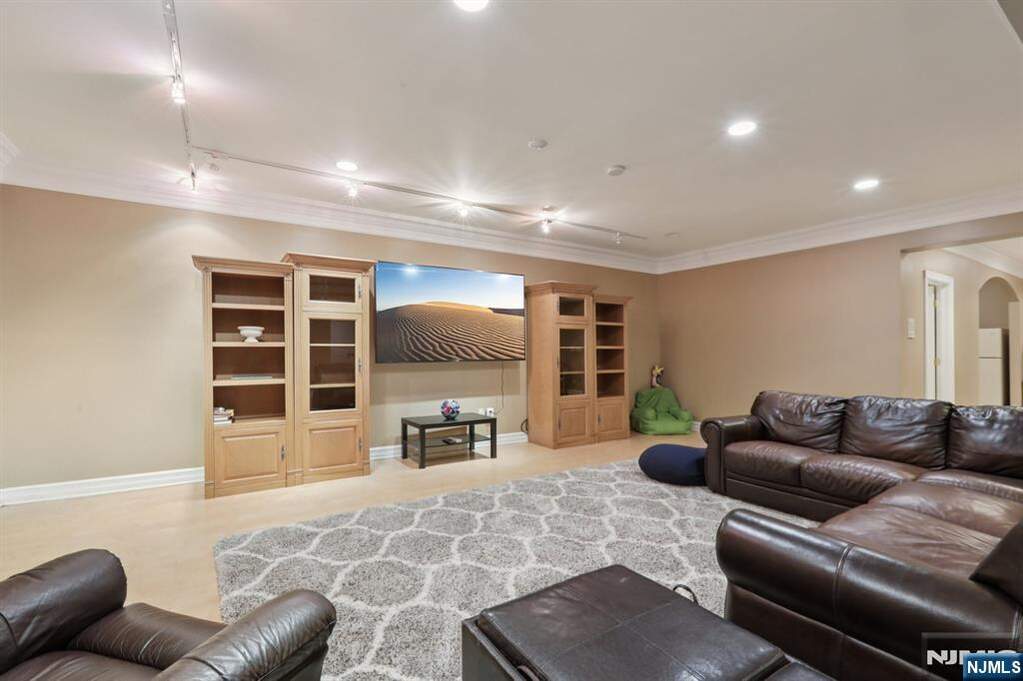 5 Bedroom Single Family Home/House's Image 26