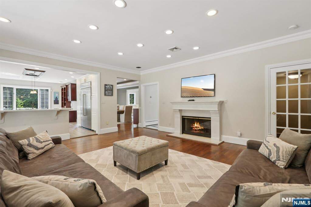 5 Bedroom Single Family Home/House's Image 3