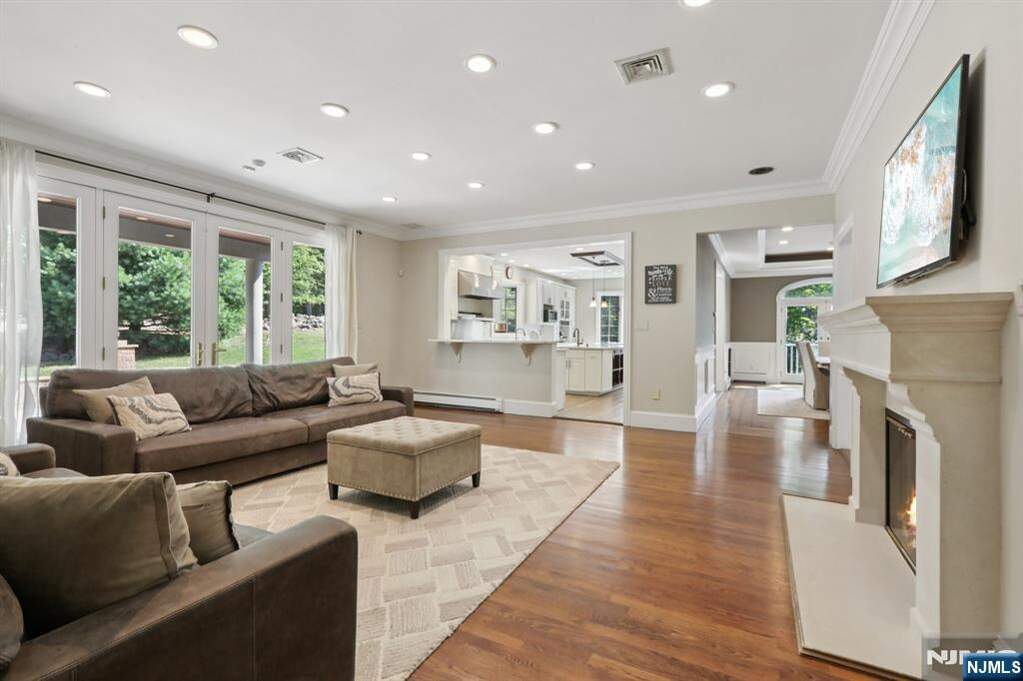 5 Bedroom Single Family Home/House's Image 4