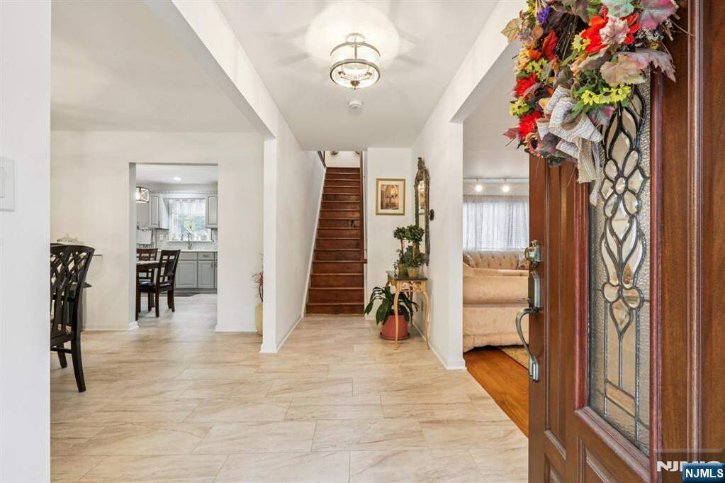 5 Bedroom Single Family Home/House's Image 7