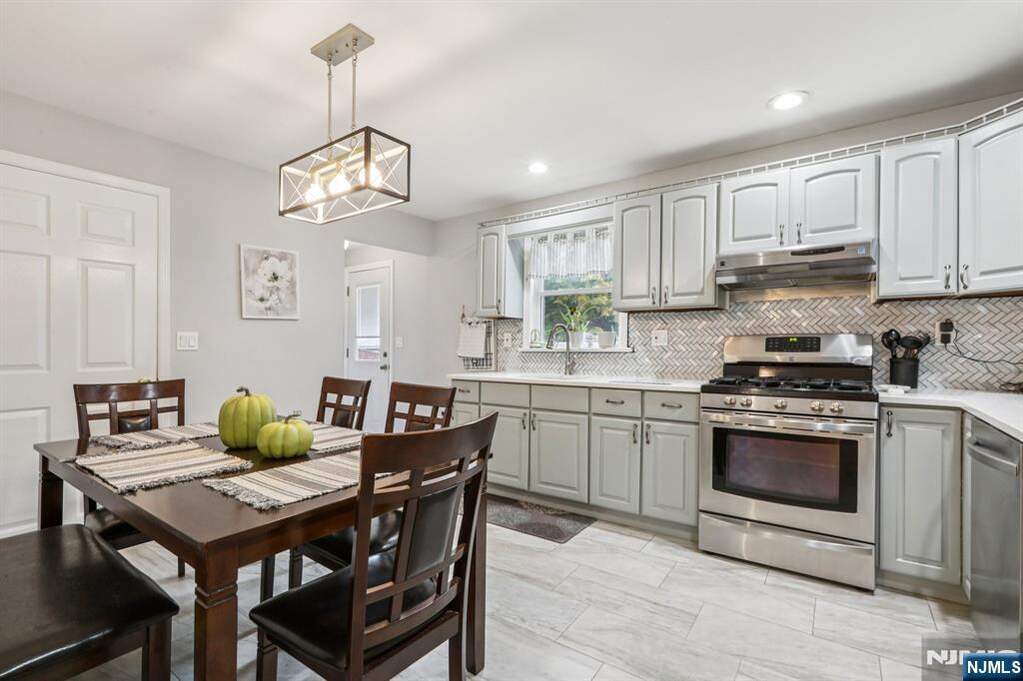 5 Bedroom Single Family Home/House's Image 11