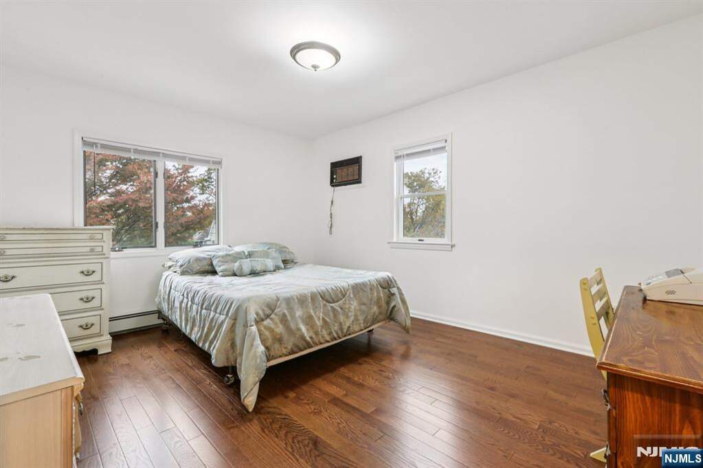 5 Bedroom Single Family Home/House's Image 25