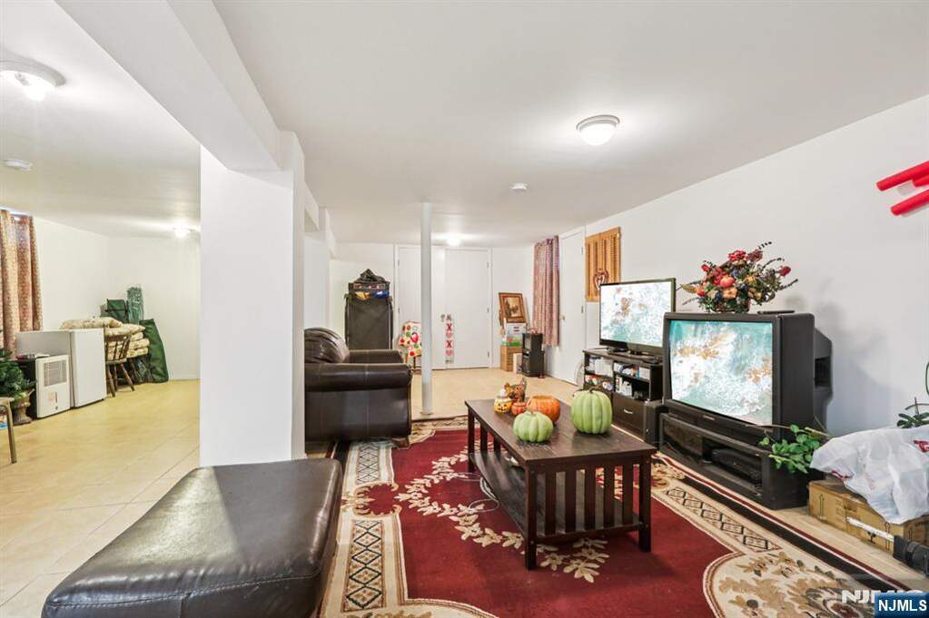 5 Bedroom Single Family Home/House's Image 32