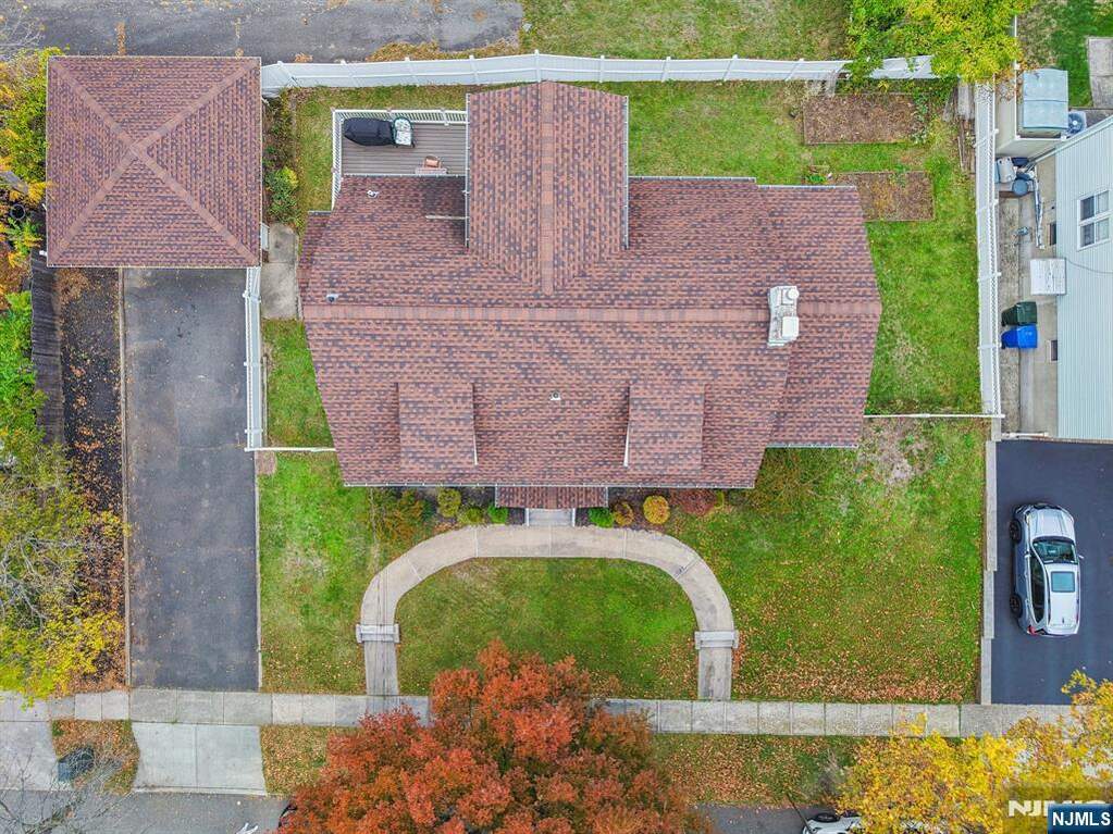 5 Bedroom Single Family Home/House's Image 4