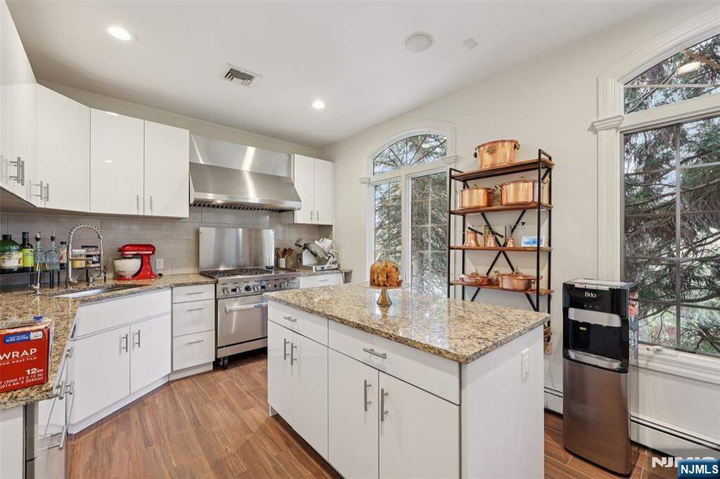 4 Bedroom Single Family Home/House's Image 12