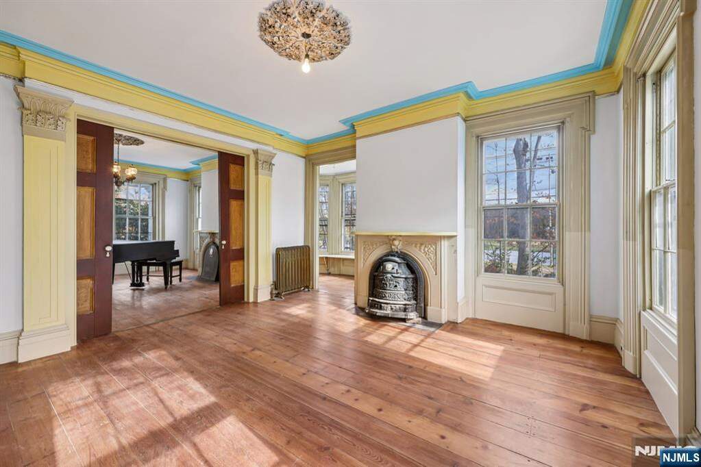 6 Bedroom Single Family Home/House's Image 7