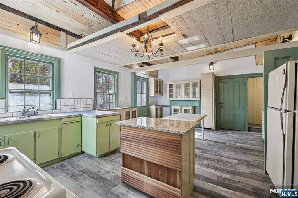 6 Bedroom Single Family Home/House's Image 14