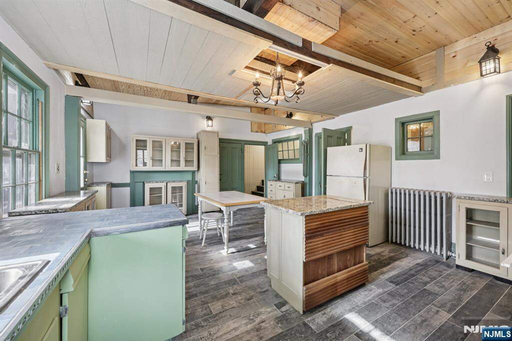 6 Bedroom Single Family Home/House's Image 15