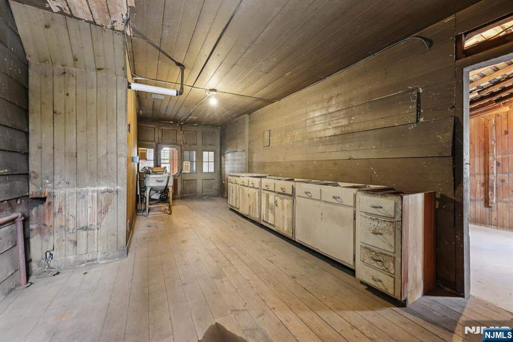 6 Bedroom Single Family Home/House's Image 17