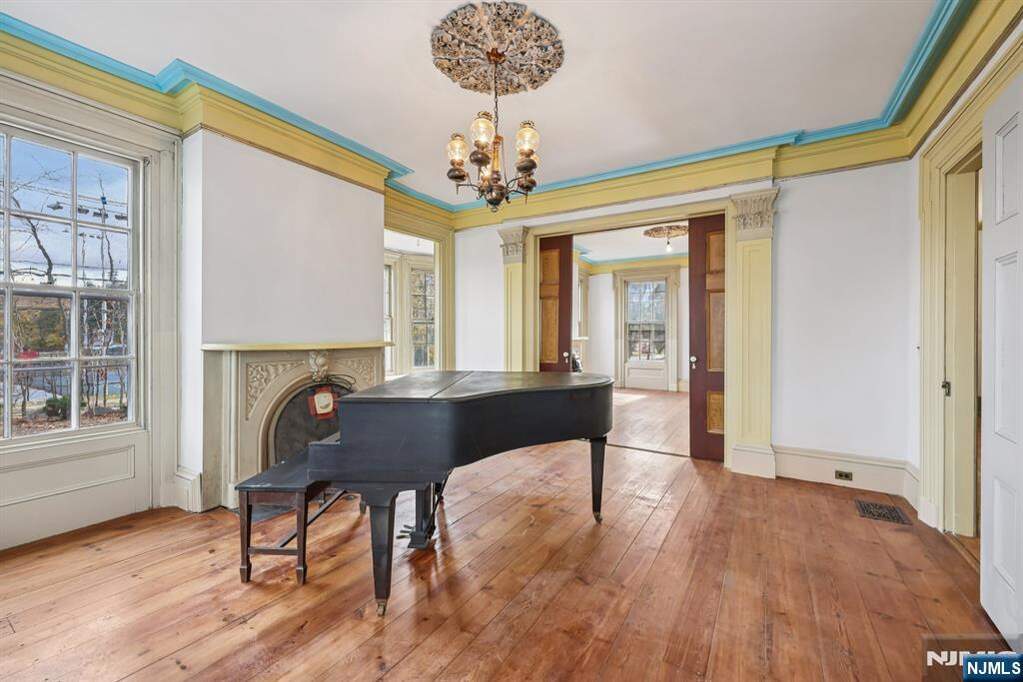 6 Bedroom Single Family Home/House's Image 21