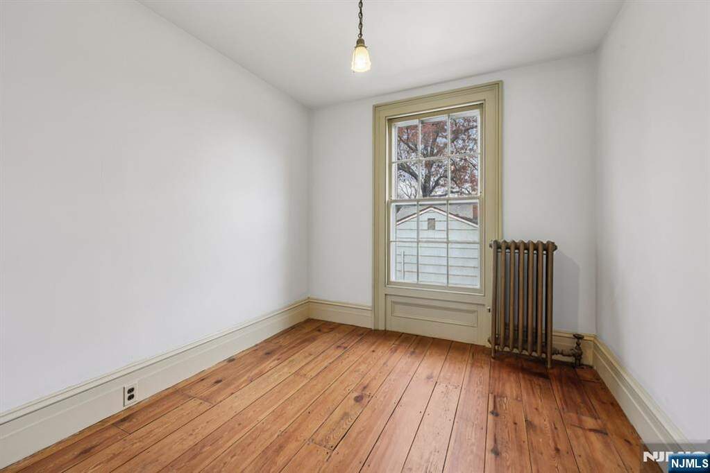 6 Bedroom Single Family Home/House's Image 28