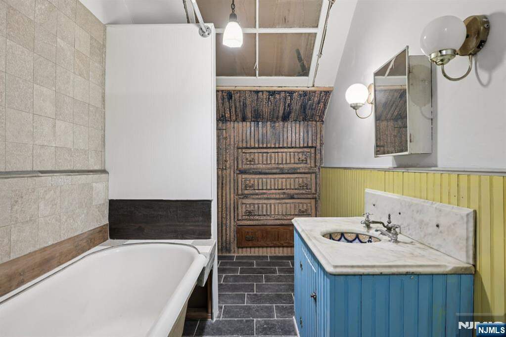6 Bedroom Single Family Home/House's Image 31