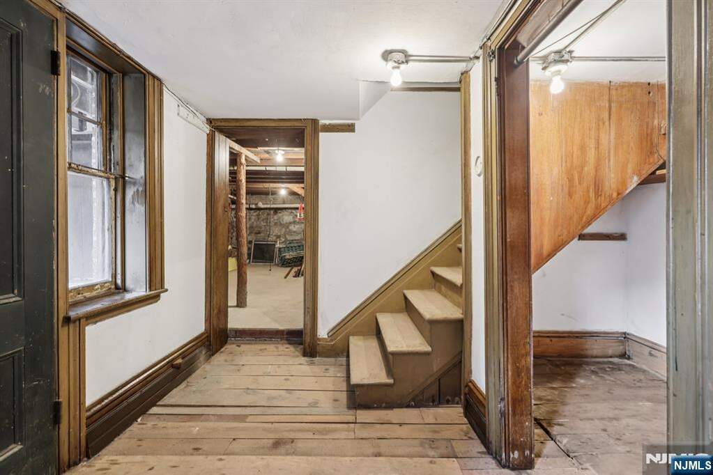 6 Bedroom Single Family Home/House's Image 39