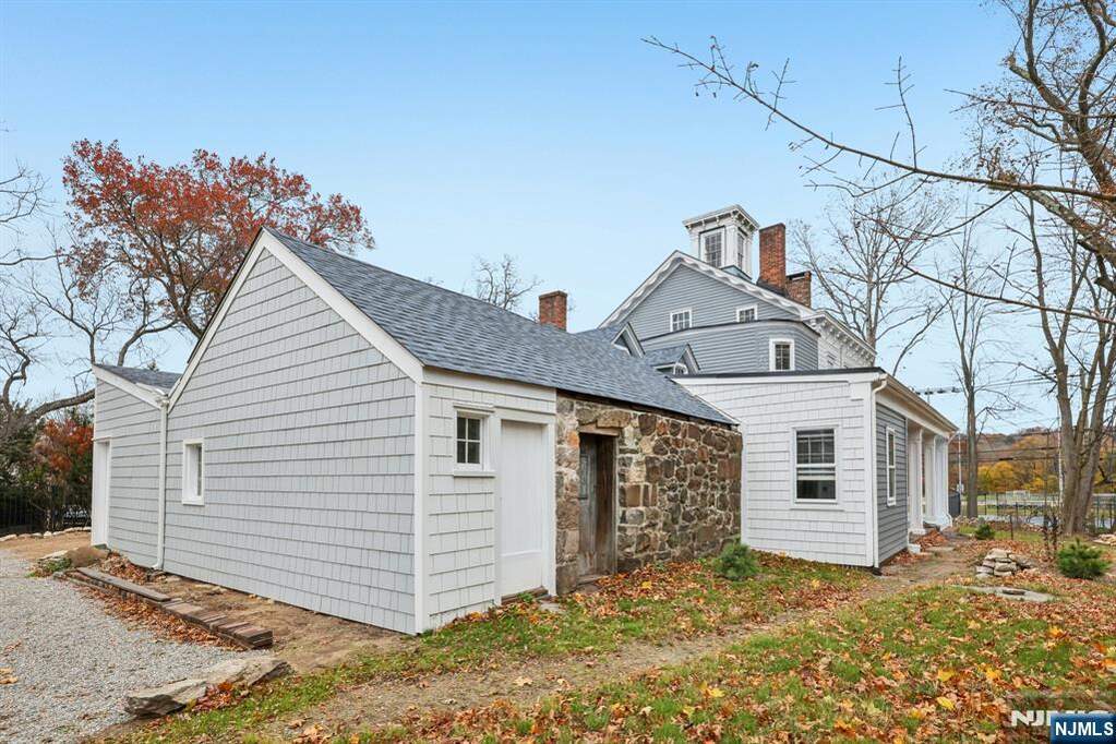 6 Bedroom Single Family Home/House's Image 42
