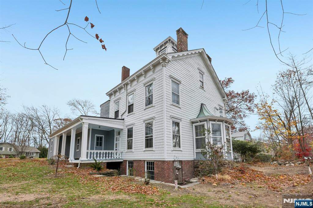 6 Bedroom Single Family Home/House's Image 43