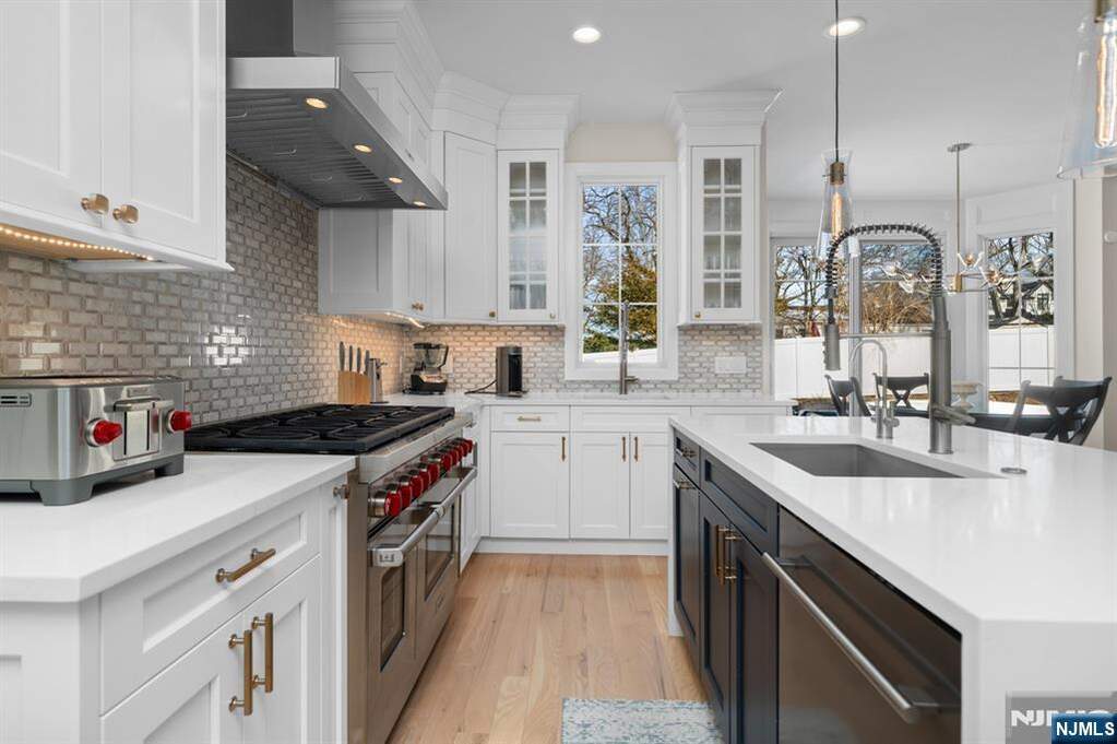 6 Bedroom Single Family Home/House's Image 8