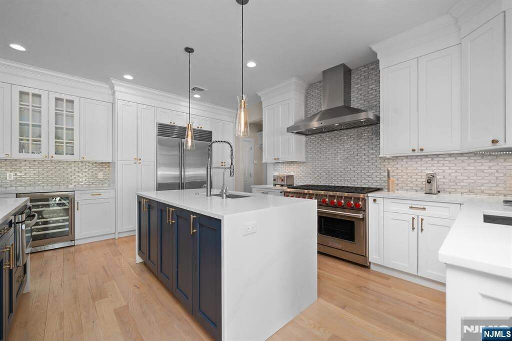 6 Bedroom Single Family Home/House's Image 9